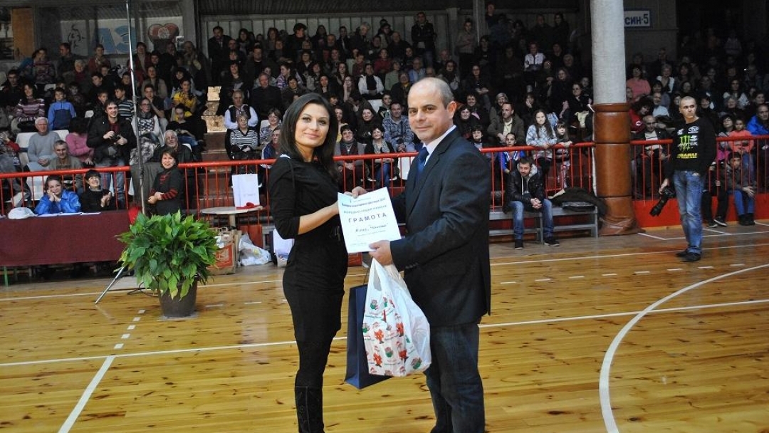 Коледното надиграване отново препълни зала „Дунав” снощи 