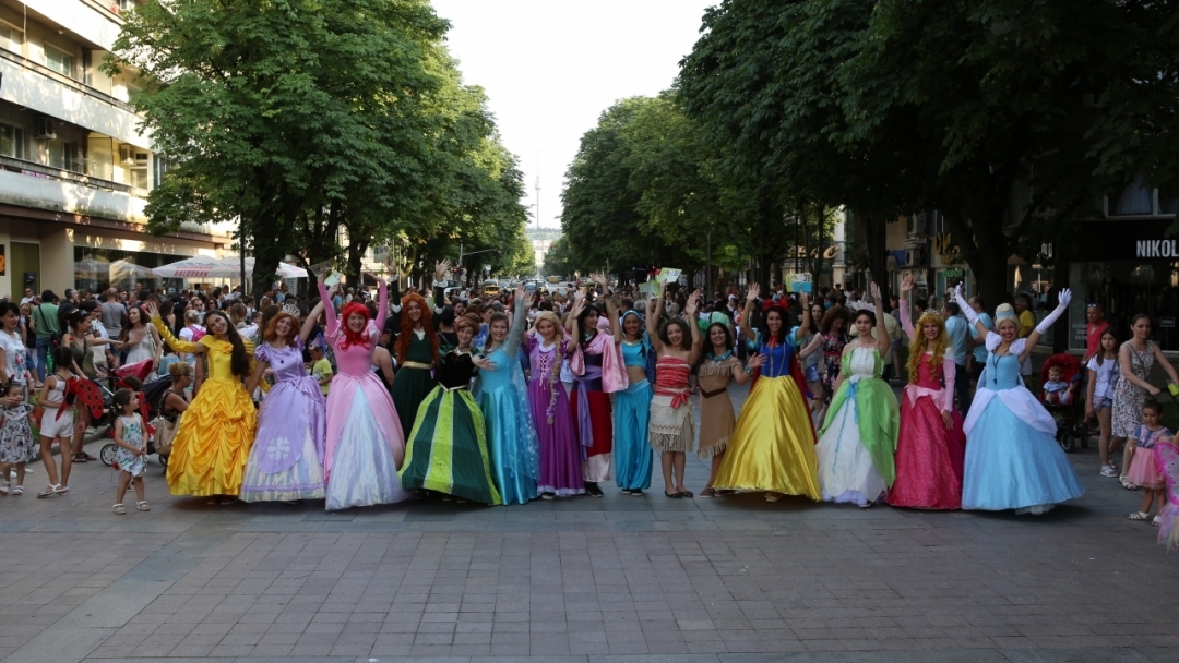 Русенски карнавал събра хиляди в центъра на Русе