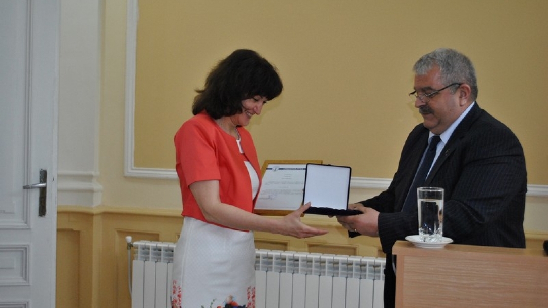 Плакет „Русе“ за Регионалната библиотека по повод 125-та й годишнина