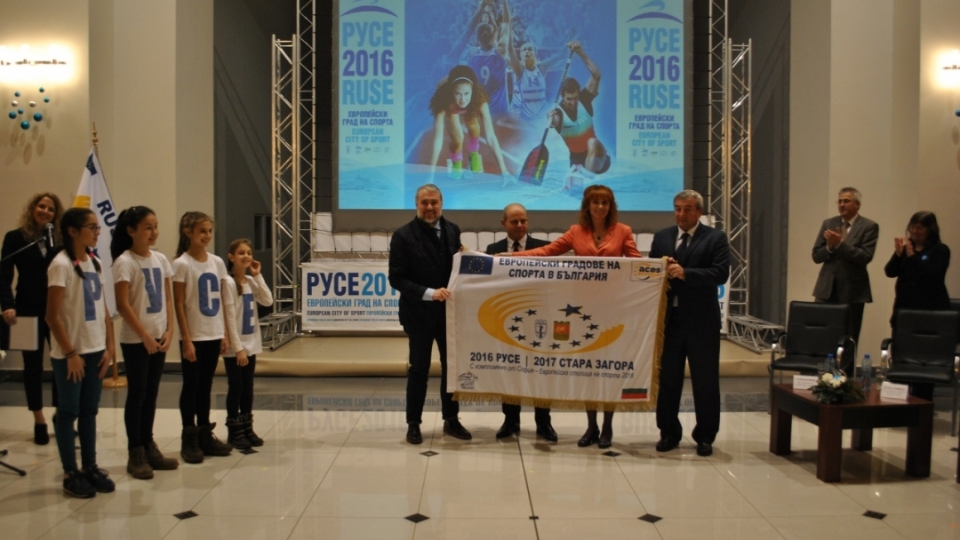 Участници от 3 до 80 години в церемонията по закриване на кампанията „Русе – европейски град на спорта 2016“.