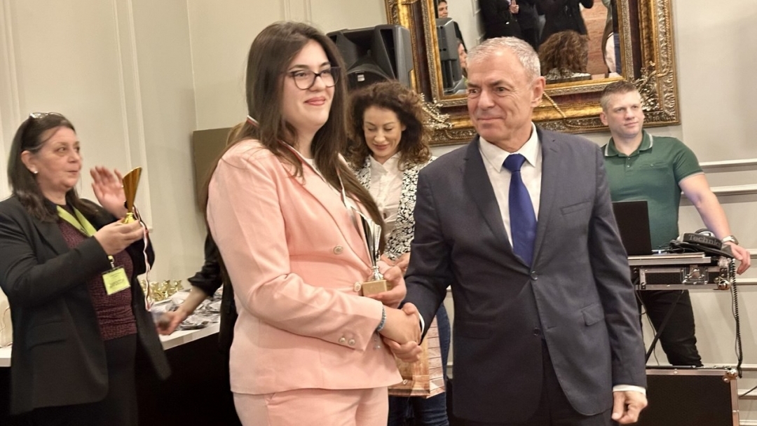 Министър Сергей Игнатов и кметът Пенчо Милков наградиха победителите в състезание по професии в туризма