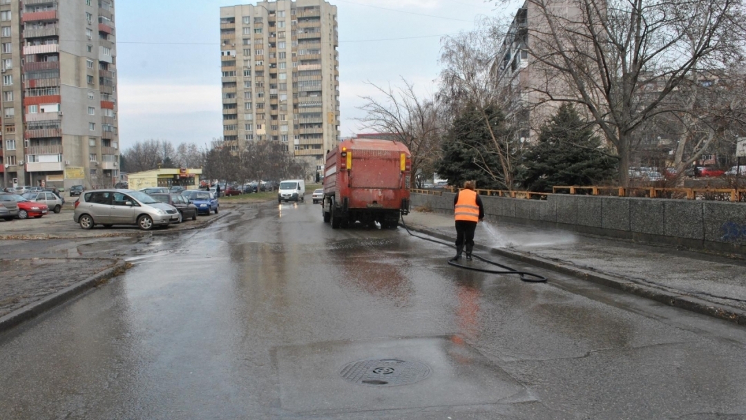 Пет машини мият улиците на Русе 