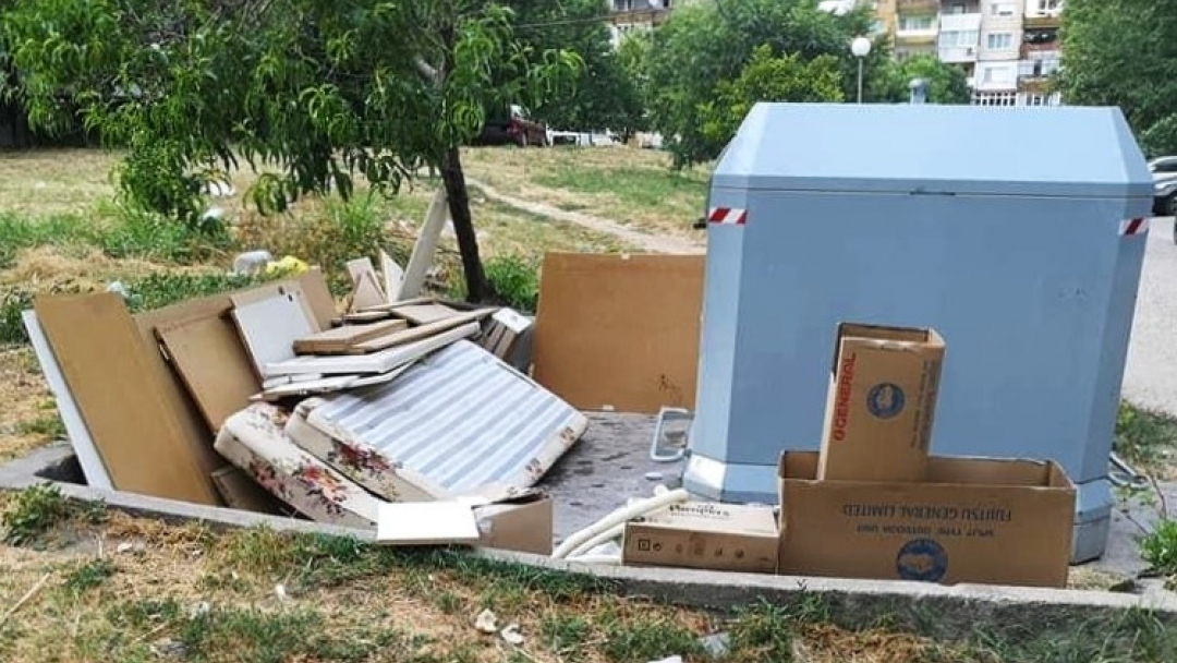 Кампанията за извозване на ненужни вещи и отпадъци от домакинствата продължава в кварталите Дружба 1, 2 и 3