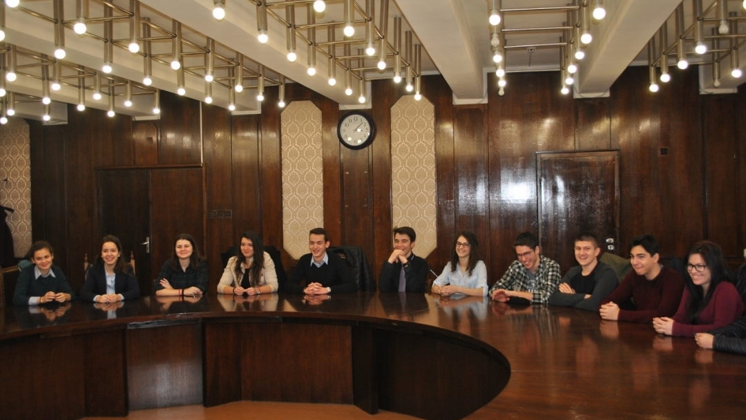 Кметът Пламен Стоилов се срещна с младежи от Младежки парламент към ОМД - Русе