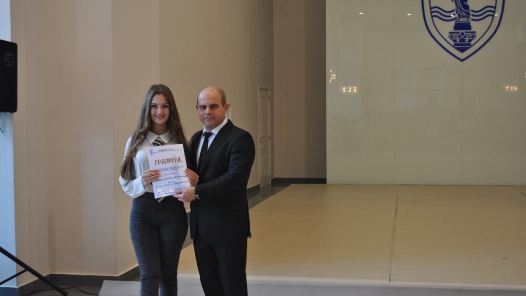 Кметът Пламен Стоилов връчи грамоти на деца с изявени дарби от Русе за 2015 г.