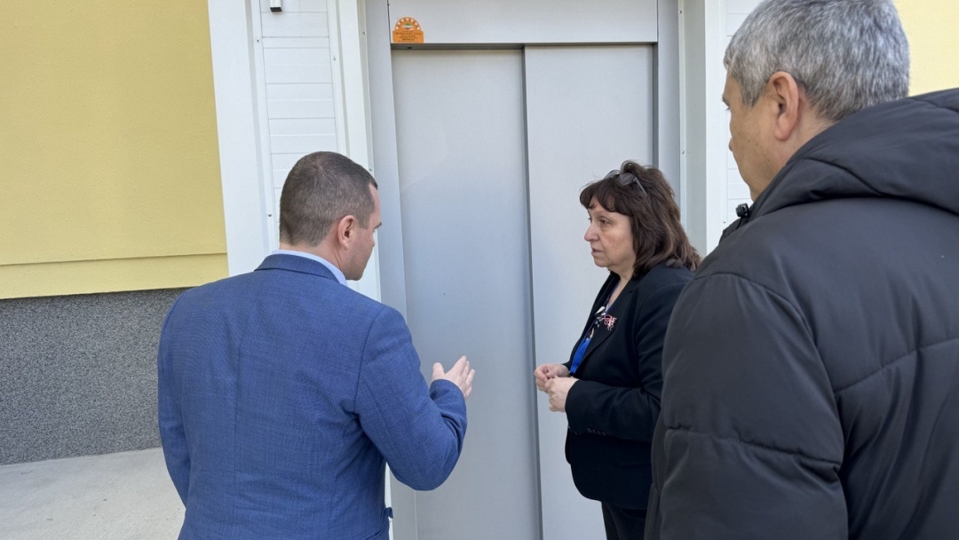 Нов външен асансьор осигурява достъпна среда в ОУ „Васил Априлов“ в Русе