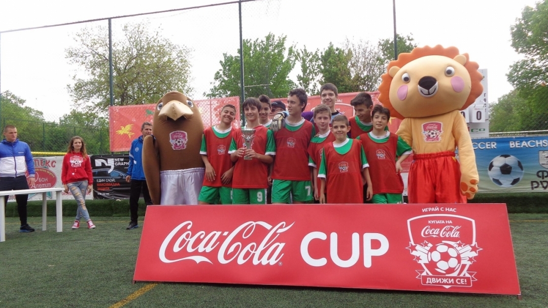 Гимназията по европейски езици спечели полуфинала за „Купата на Coca-Cola: Играй с нас!”