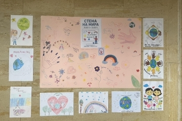 Ученици от Русе се обединиха срещу агресията в инициативата „Стена на мира“