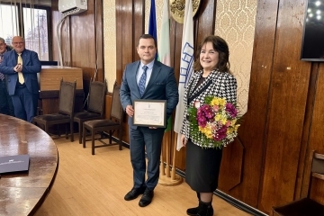 Кметът Пенчо Милков удостои с почетна значка „Русе“ дългогодишния музикален педагог Мария Плачкова