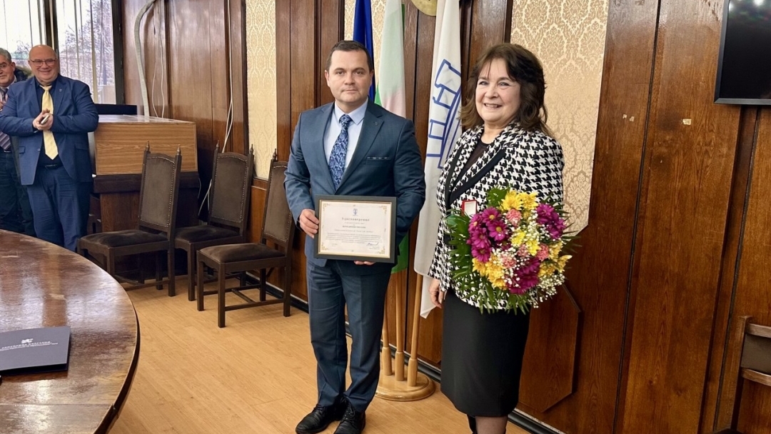 Кметът Пенчо Милков удостои с почетна значка „Русе“ дългогодишния музикален педагог Мария Плачкова