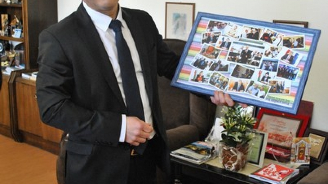 Златна рибка и шерифска значка за рождения ден на кмета Пламен Стоилов 