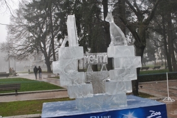 Виктор Царски спечели наградата на общината в състезанието по ледено скулптиранe