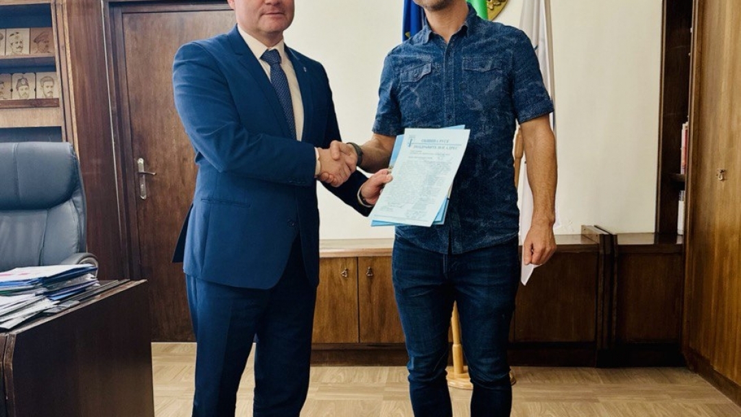 Кметът Пенчо Милков отличи младите състезатели по мотокрос Филип Кашов и Владиян Цветков