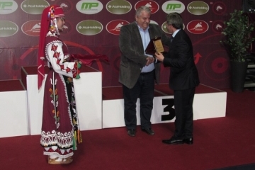 Зам.-кметът Иван Григоров с плакет от Европейското по борба в Русе