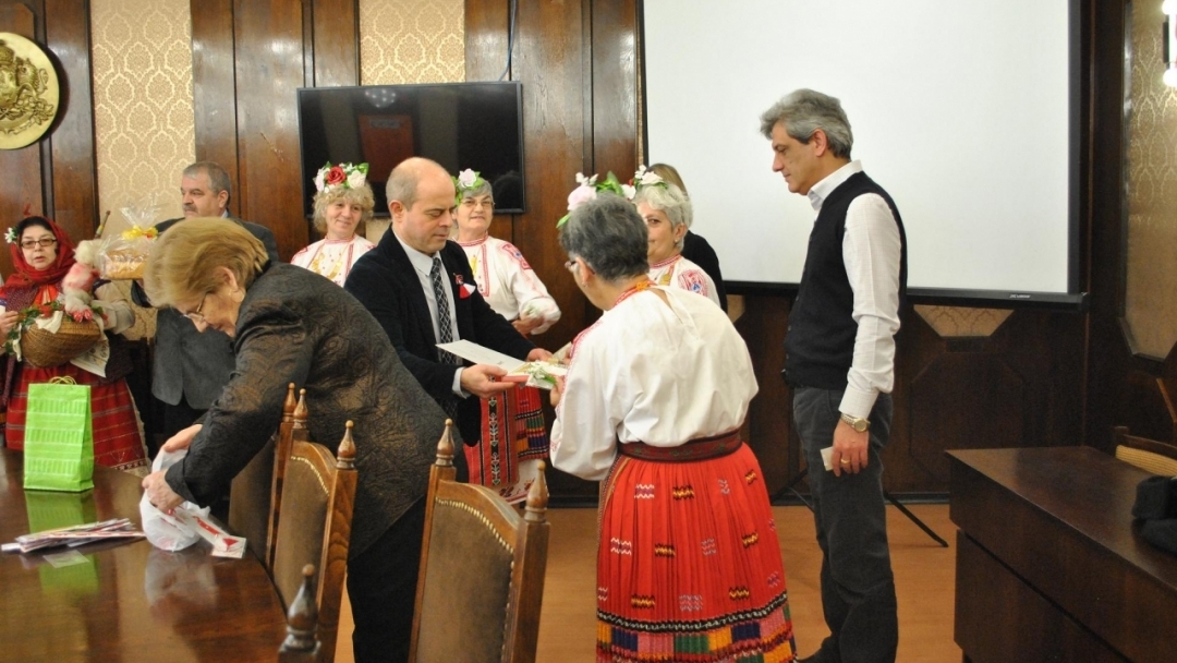 Деца и пенсионери закичиха с мартеници кметския екип и служители на Общината