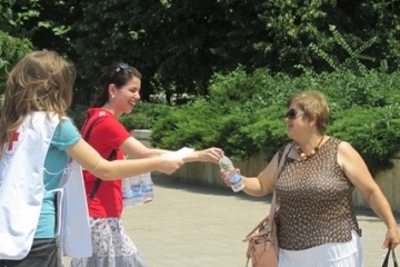 Община Русе и БЧК разхладиха русенци с бутилки минерална вода