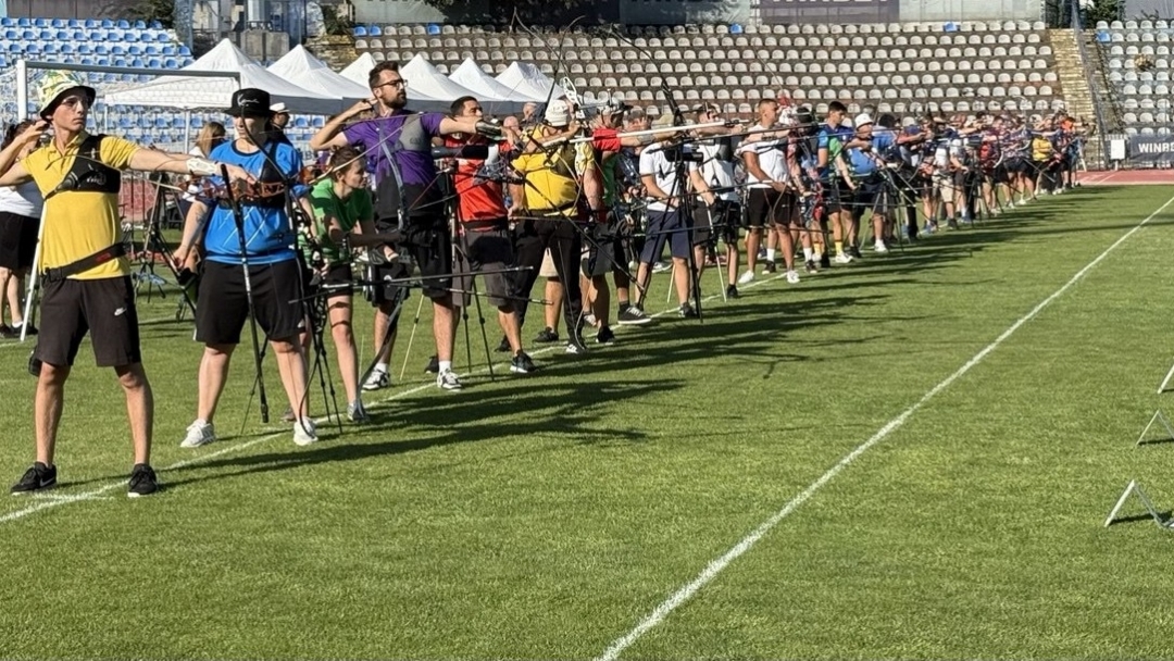 Стрелци от 13 до 70 години се състезават в турнира "Дунавски стрели"