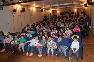 150 деца от Община Русе имаха възможност да се насладят на приказното изкуство на артистите от Куклен театър - Русе