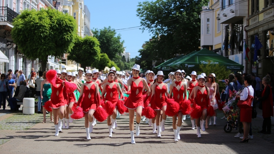 Празнично шествие в Русе събра стотици на Деня на славянската писменост