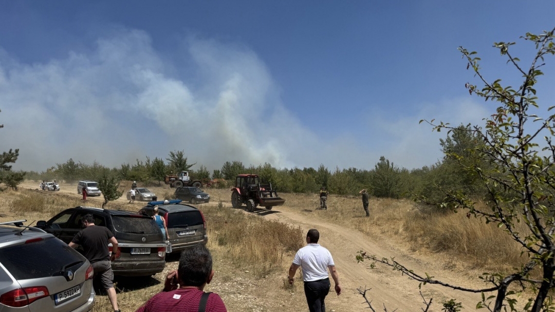 Критичната ситуация с пожара в с. Николово е овладяна, продължава гасенето в отделни участъци