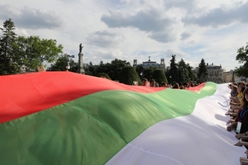 „12 просветлени столетия, 12 века българска книжовна светлина“ – свърза в шествие с 60-метров национален флаг 120 деца, техните родители и учители от 6 детски градини в Русе