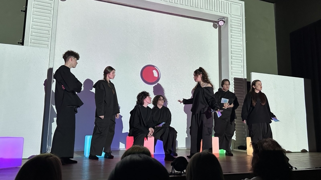 Спектакълът „Осмият цвят“ постави темите за насилието и за силата на доброто