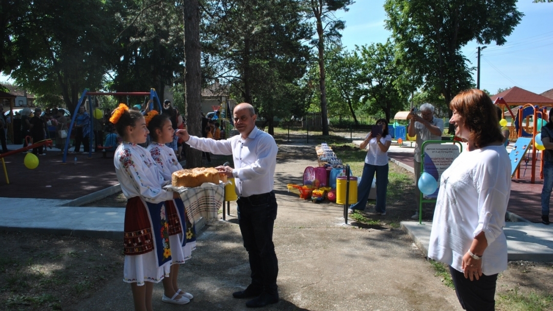 На 1 юни в Тетово откриха модерна детска площадка 