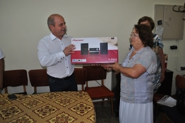 Кметът на Община Русе направи дарение на  пенсионерски клубове