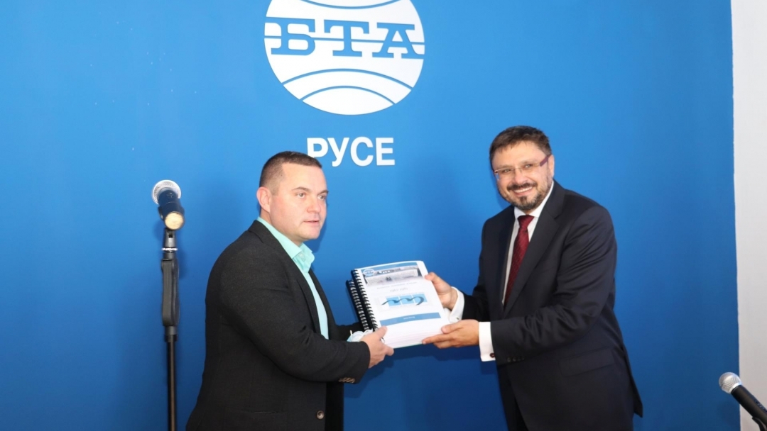 Кметът Пенчо Милков и директорът на БТА Кирил Вълчев откриха официално новия пресклуб на агенцията в Русе 