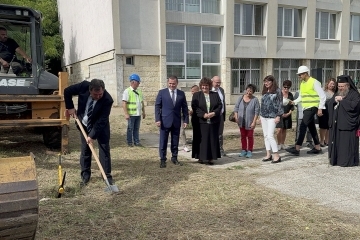 Направена бе първа копка на изграждането на физкултурен салон и топла връзка към ОУ „Никола Обретенов“