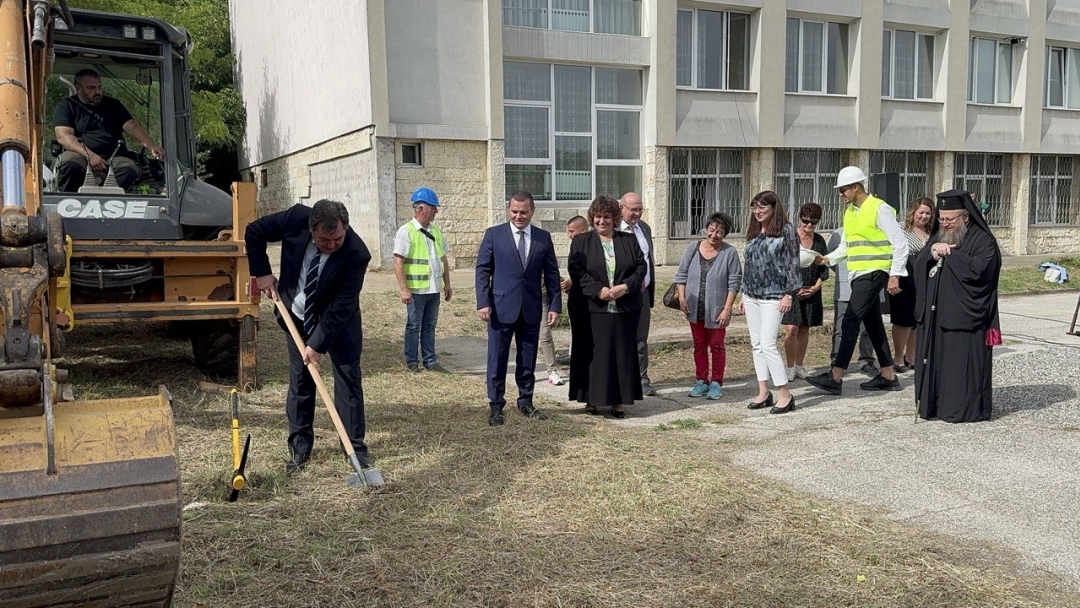 Направена бе първа копка на изграждането на физкултурен салон и топла връзка към ОУ „Никола Обретенов“