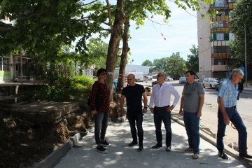 Кметът Пламен Стоилов инспектира напредъка по обновяването на ДГ "Русалка" 2, ул. "Чипровци" и Розариума