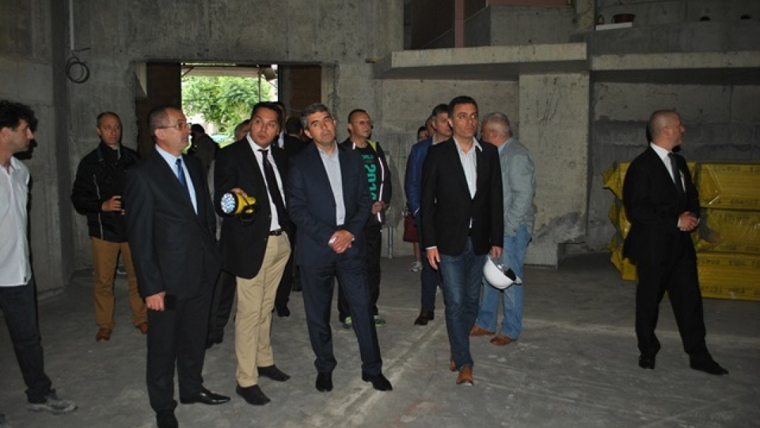 Президентът Росен Плевнелиев даде съвети на строителите за довършителните дейности по спортната зала