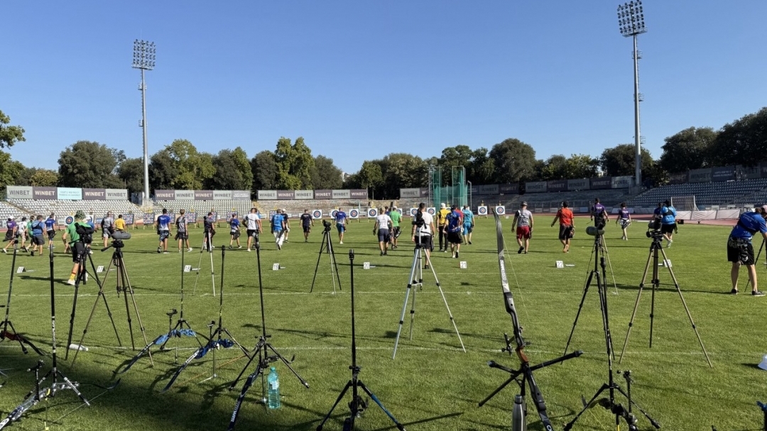 Стрелци от 13 до 70 години се състезават в турнира "Дунавски стрели"