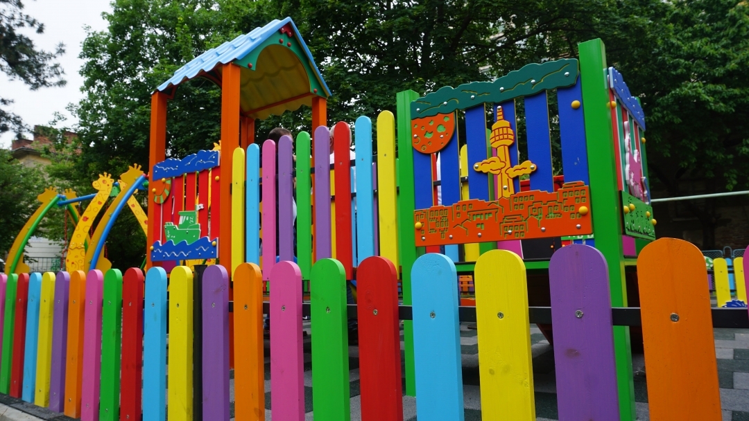    Нова детска площадка бе открита в детска ясла №4 в Русе.  Община Русе ще подмени старите отоплителни тела и дограма в сградата
