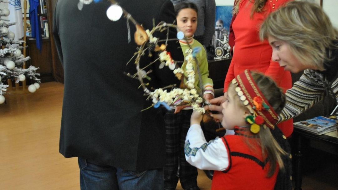 Деца от ресурсния център поздравиха кмета Пламен Стоилов за предстоящите празници 