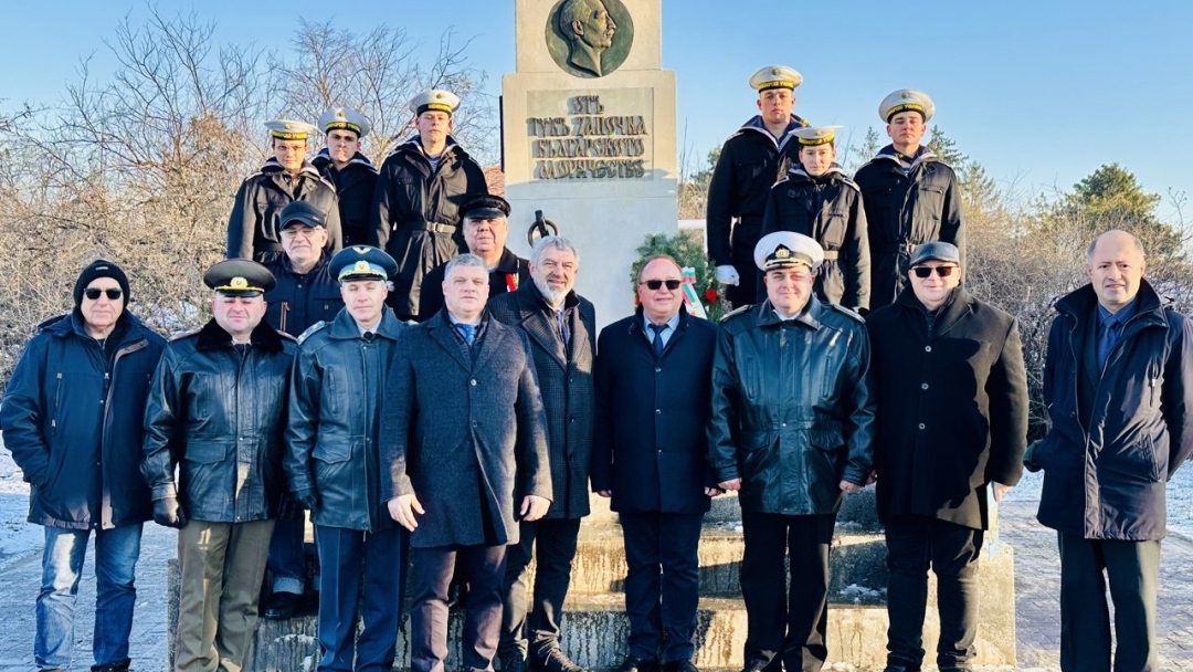 С поднасяне на венци и цветя Русе отдаде почит на 145-годишната история на ВВМУ „Н. Й. Вапцаров“