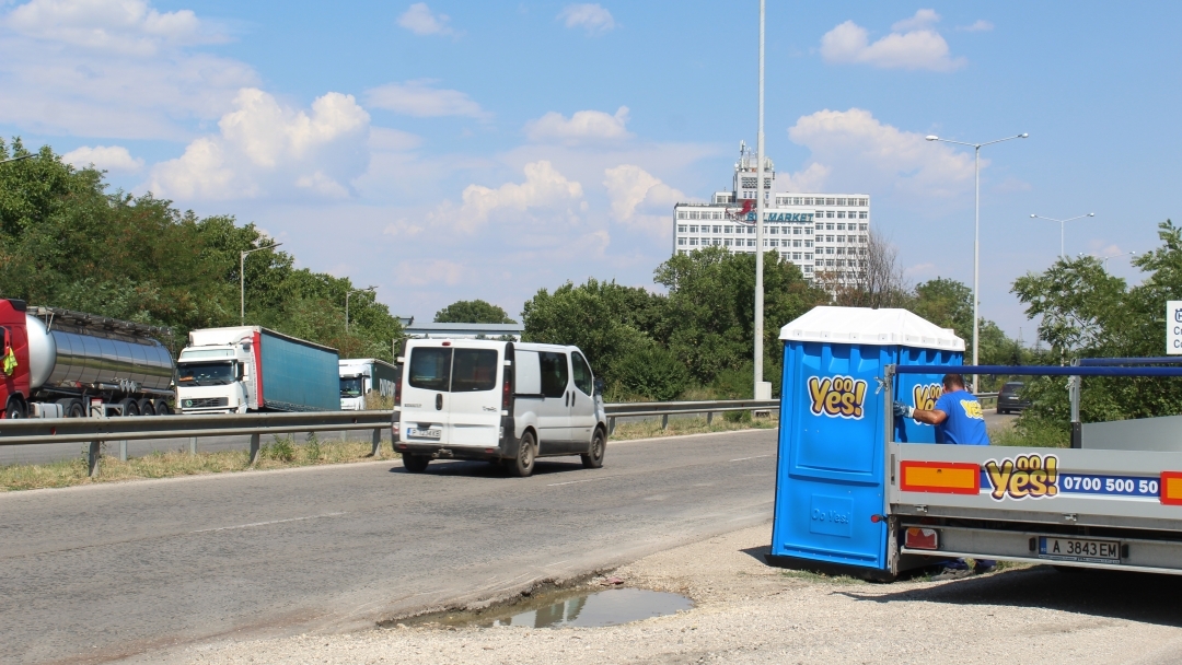 Химически тоалетни, контейнери и ново почистване организира Община Русе по бул. „България“ 
