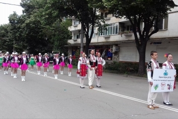 Състави от Младежкия дом в празнично шествие в Казанлък