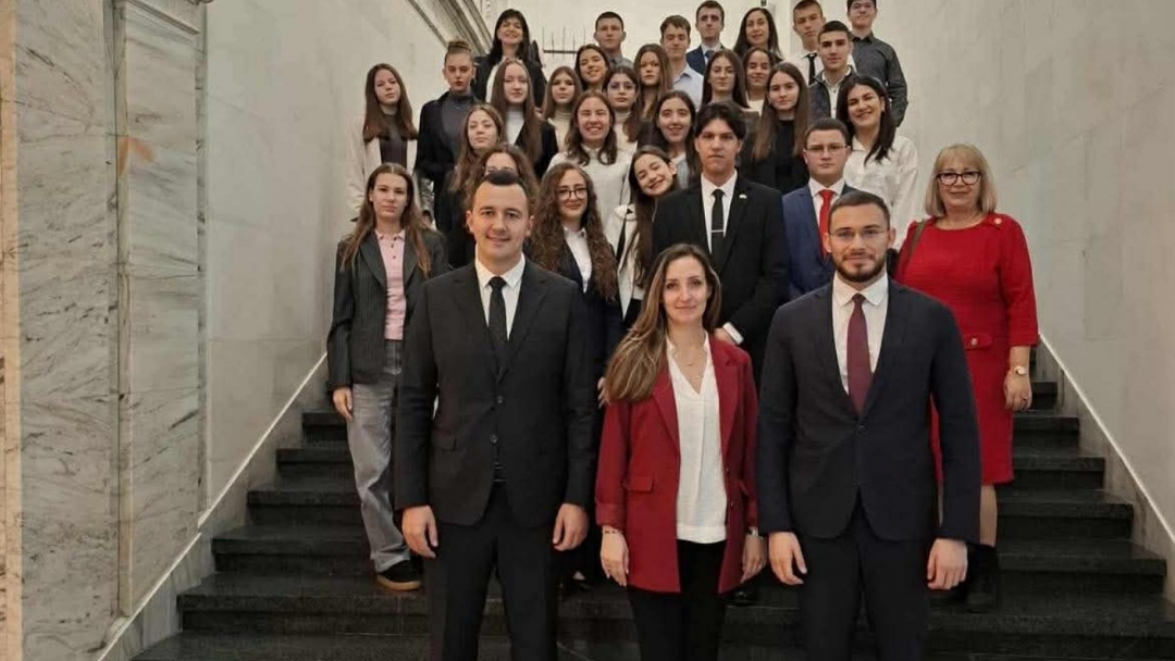 Младежи от Русе влязоха в ролята на депутати