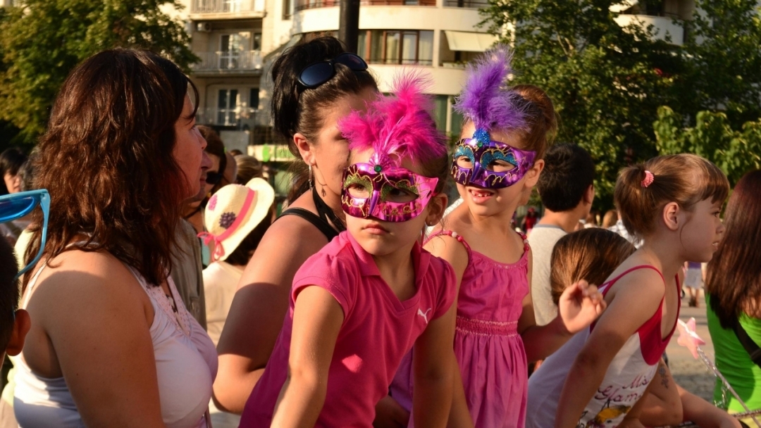 Цветен карнавал завладя центъра на Русе снощи