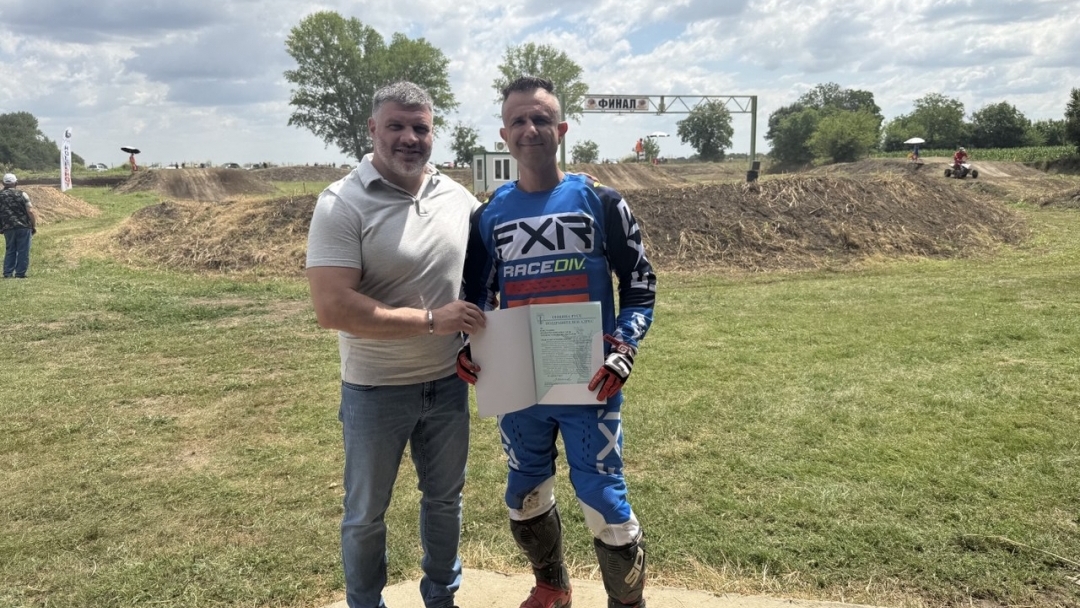40-метрови скокове и скоростни битки завладяха  полигона  Godzilla MX Track в Сандрово