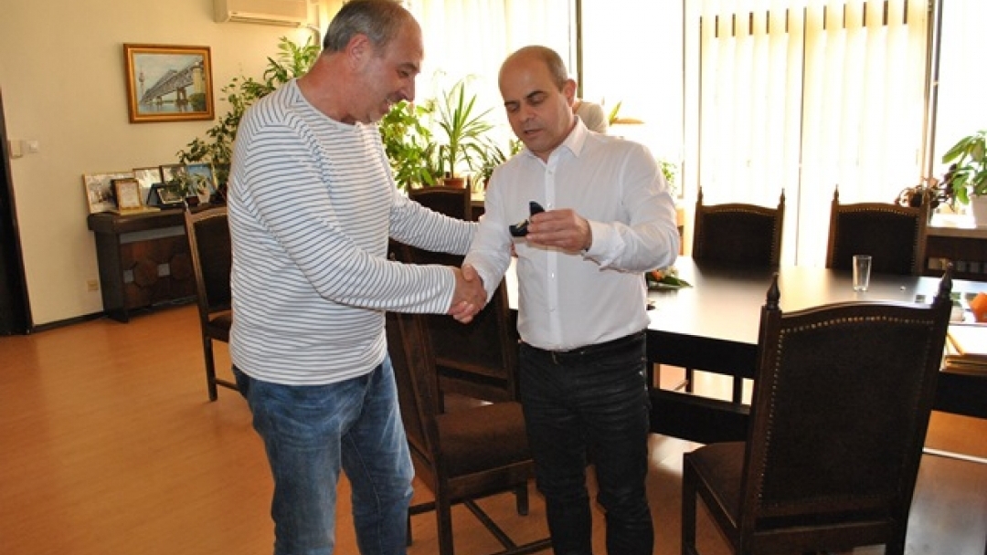 Кметът Пламен Стоилов връчи златна значка“Русе“ на актьора Николай Урумов