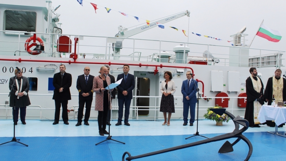 Зам.-кметът Наталия Кръстева присъства на кръщаването на нов маркиращ кораб в Русе