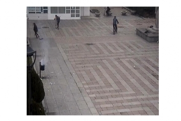 Видеонаблюдението в Русе засне поредния непълнолетен нарушител на обществения ред.  След опит да подпали кош пред Операта младежът е предаден на полицията