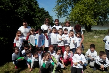 Ученици и родители в спортна надпревара  в  гимназия „Елиас Канети“