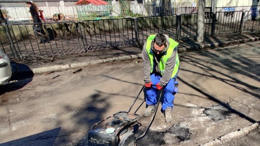 Общинските екипи извършват планирани дейности по поддържане на уличната мрежа и градската среда в Русе
