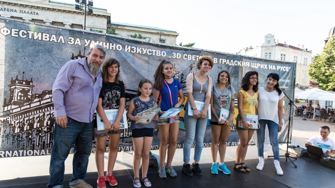 Заместник-кметът инж. Димитър Наков награди художниците в Международния фестивал 