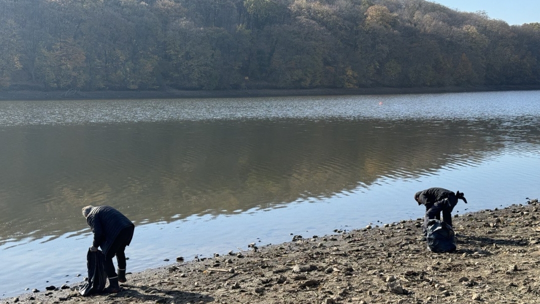 Десетки русенци се включиха в доброволческата акция за почистване на язовира в Николово