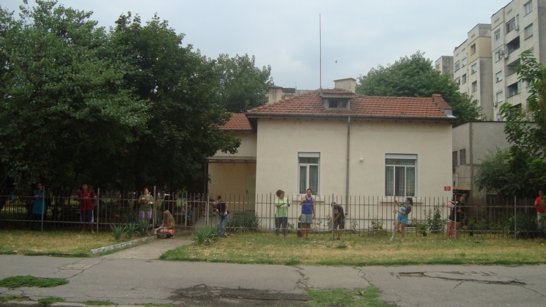 Американски доброволци посетиха защитените жилища в Русе